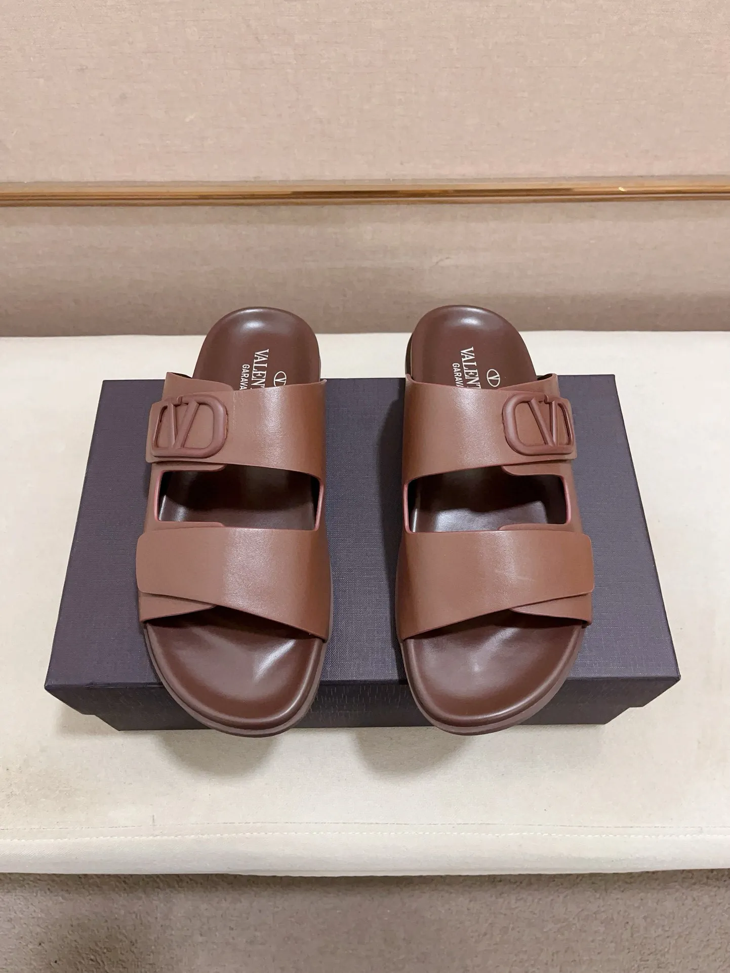 Men's shoes💰: 440💰[Valentino] New men's boutique slippers, counter quality, classic plaid, the actual workmanship is quite complex🔰The uppers are made of imported fabrics➕🐑Sheepskin lining, which tests the craftsman's craftsmanship➕original PU outsole. Size: 38-44 (45 can be customized, non-refundable)